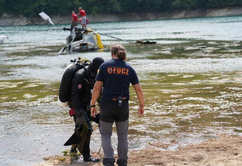 FOTO | Izvučen helikopter OSBiH iz Jablaničkog jezera